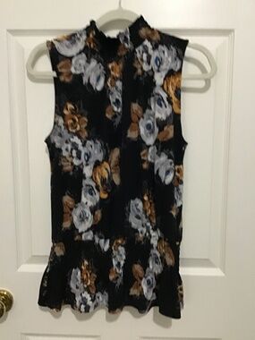 WHBM (White House Black Market)